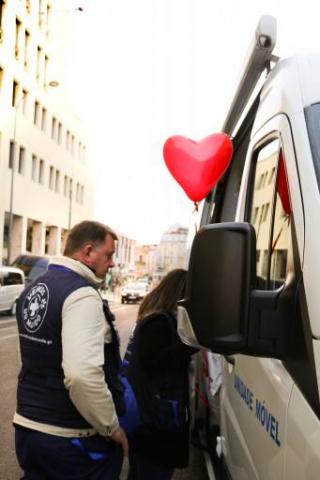 Dia dos namorados - Carrinha dos médicos do mundo com balão em coração